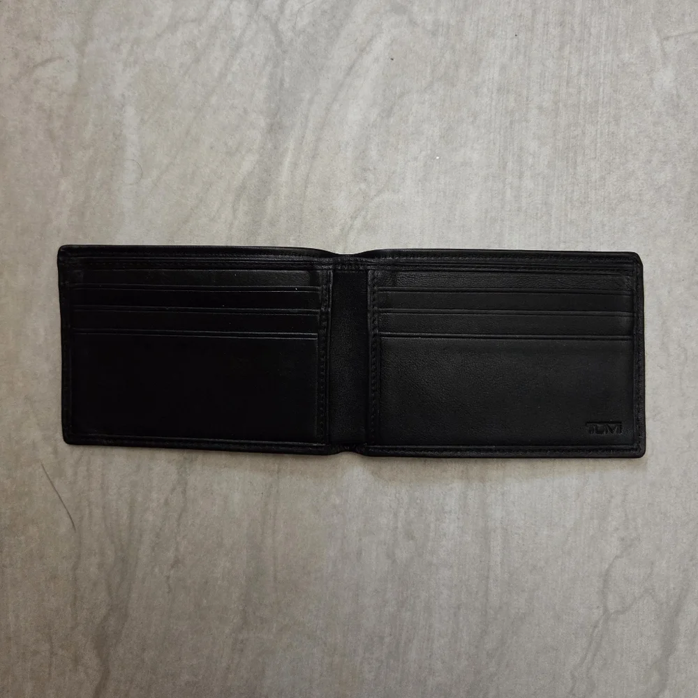 Like New TUMI Slim Bifold Soft Black Leather Wallet